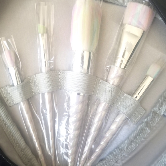 NWT Unicorn Cosmetics Brushes Ultimate Unicorn Kit Pastel Rainbow Brushes - Picture 8 of 10